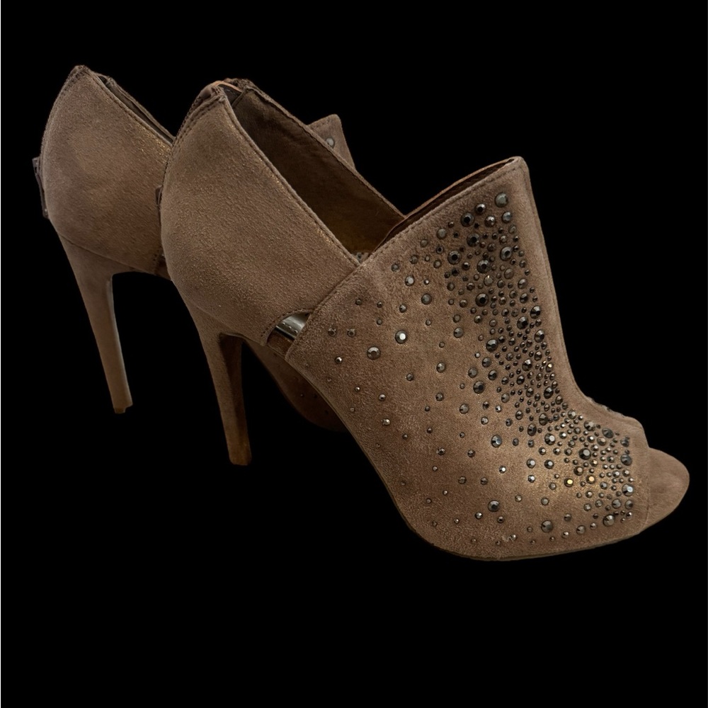 JLo, size 7. Taupe with rhinestones
